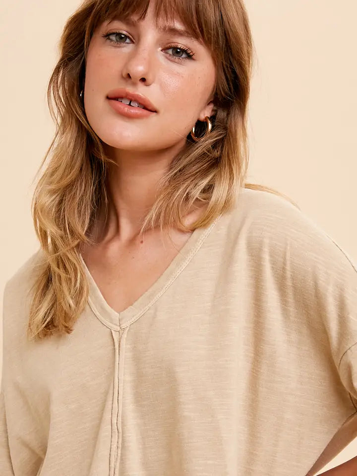 REE: V-NECK TEE